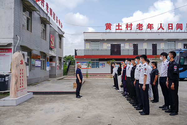 “助力鄉(xiāng)村振興，踐行艱苦奮斗” 將新員工黨性教育活動(dòng)搬到對(duì)口幫扶村1.jpg